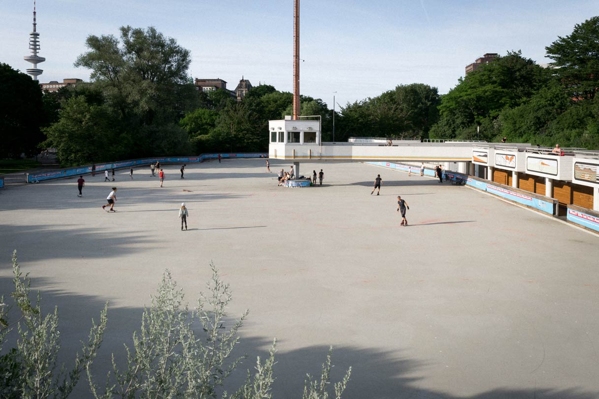 Rollschuhbahn Planten un Blomen — Youth Lagoon Surfskate and Skateboard Spot Hamburg